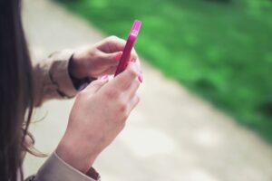 Jak bezpiecznie korzystać z mediów społecznościowych – wskazówki dla seniorów