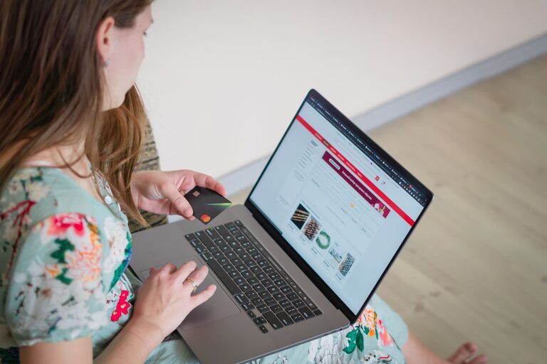 Bezpieczne zakupy online – jak rozpoznawać wiarygodne sklepy i unikać oszustw